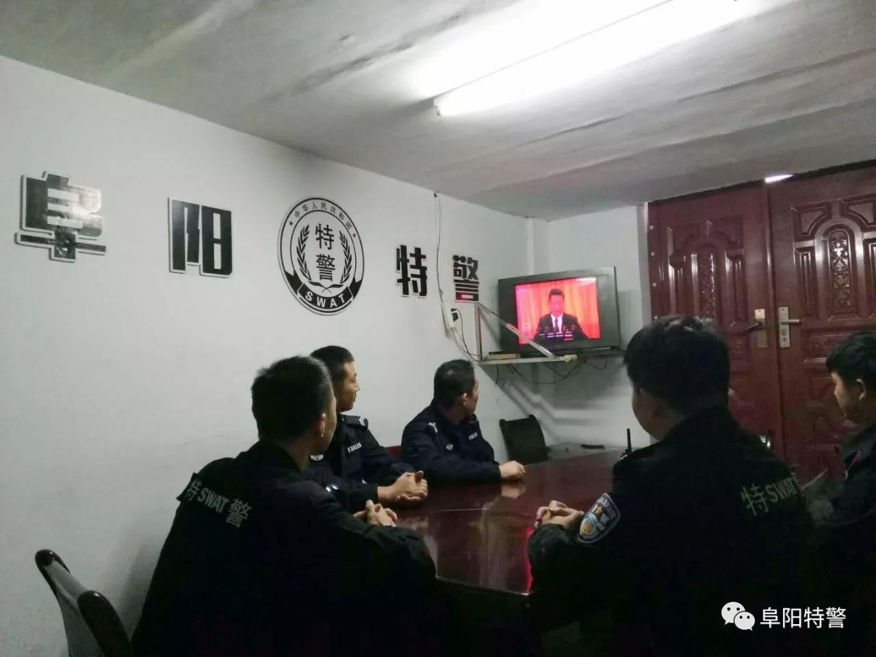 十九大我在岗 | 阜阳特警组织民警利用执勤间隙收听收看党的十九大开幕式盛况(图4)