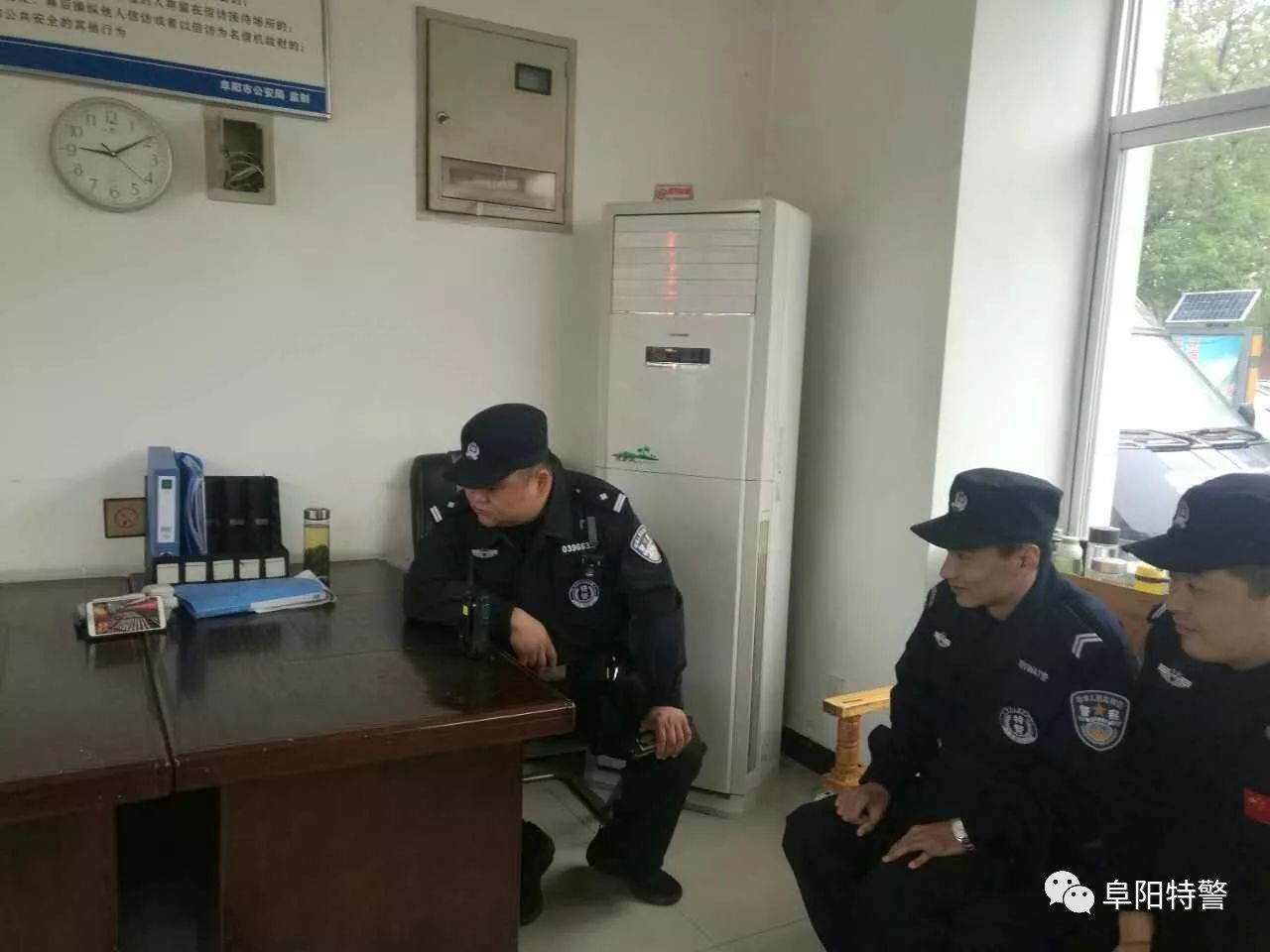 十九大我在岗 | 阜阳特警组织民警利用执勤间隙收听收看党的十九大开幕式盛况(图8)