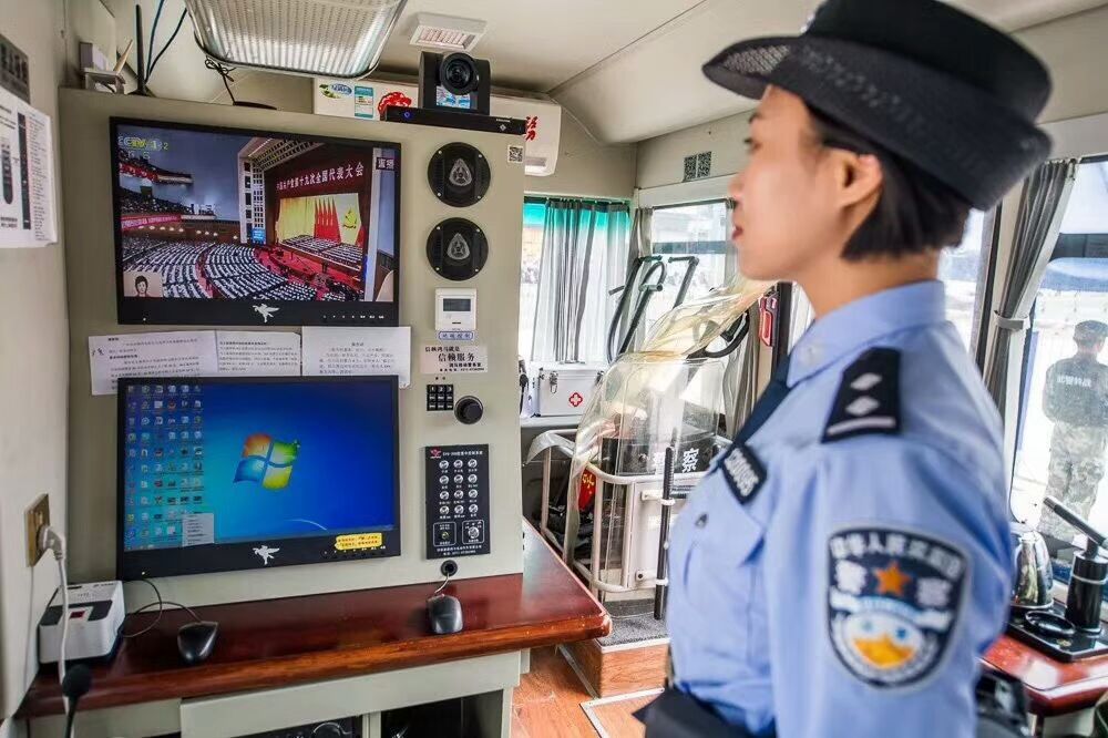 十九大在岗学习||各地公安民警在执勤间隙收看党的十九大开幕式盛况(图6)