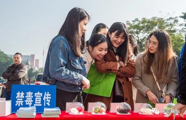 户政、出入境、车驾管一站搞定!移动警车开进嘉应学院(图4) 户政、出入境、车驾管一站搞定!移动警车开进嘉应学院(图4)
