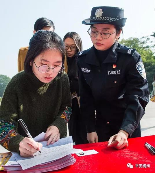 户政、出入境、车驾管一站搞定!移动警车开进嘉应学院(图7) 户政、出入境、车驾管一站搞定!移动警车开进嘉应学院(图7)