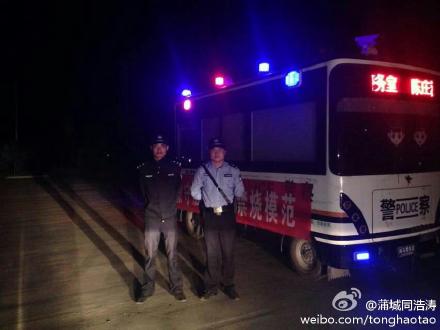 夜空下的移动警务室，温暖照亮你我……(图1)