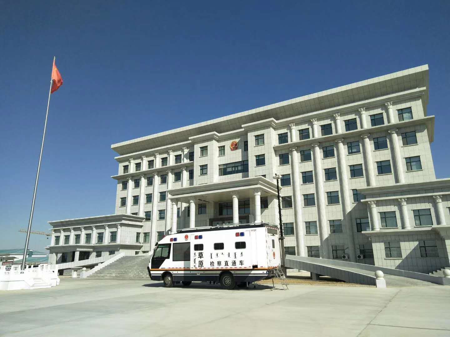 新左旗检察院“草原检察直通车”投入使用 驶进基层开展公益诉讼宣传(图1)