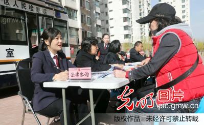 河北秦皇岛：“流动检察室”进社区 法制服务零距离(图5)