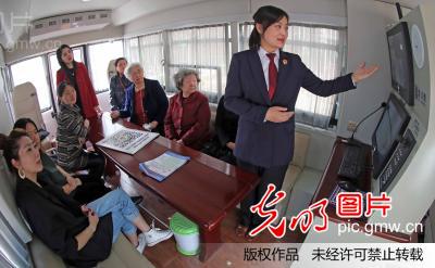 河北秦皇岛：“流动检察室”进社区 法制服务零距离(图4)