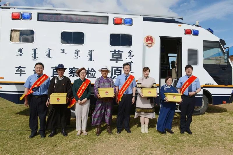 草原飘书香——草原检察直通车助力“蒙古文普法宣传教育丛书送基层”活动(图1)
