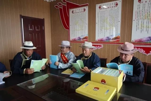 草原飘书香——草原检察直通车助力“蒙古文普法宣传教育丛书送基层”活动(图2)
