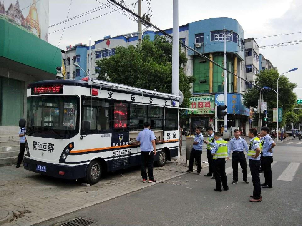 安徽省定远县移动警务室走上街头近距离服务群众(图2)