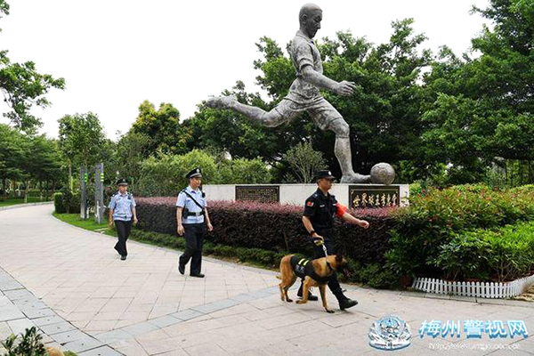 广东梅州:“警犬+移动警务车” 进一步提升街面见警率管事率(图2) 广东梅州:“警犬+移动警务车” 进一步提升街面见警率管事率(图2)