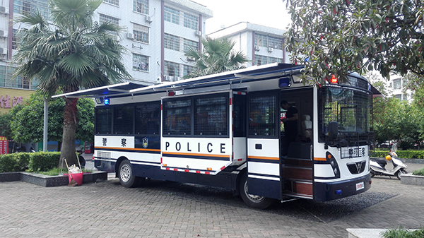 城市快警的航空母舰||涟源移动警务平台列装上岗(图1)