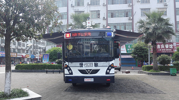 城市快警的航空母舰||涟源移动警务平台列装上岗(图2)