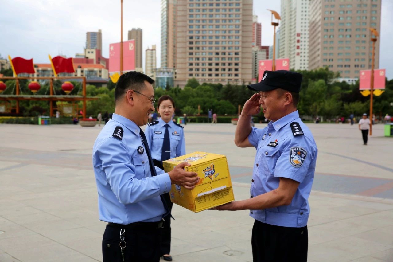 送清凉 鼓干劲 战高温 暖警心——城中公安分局组织开展夏季“送清凉”活动(图2) 送清凉 鼓干劲 战高温 暖警心——城中公安分局组织开展夏季“送清凉”活动(图2)