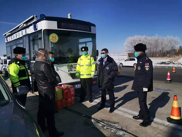 让党旗在疫情防控第一线高高飘扬   让警徽在疫情防控最前沿熠熠生辉(图1)