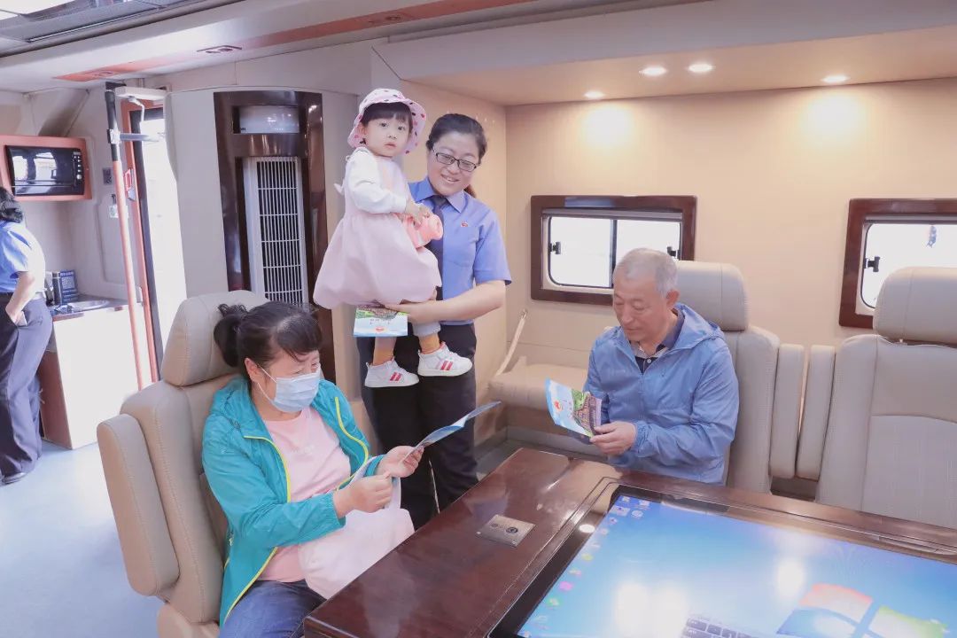 内蒙古阿尔山市检察院开展新时代检察宣传周法治宣传活动(图3) 内蒙古阿尔山市检察院开展新时代检察宣传周法治宣传活动(图3)