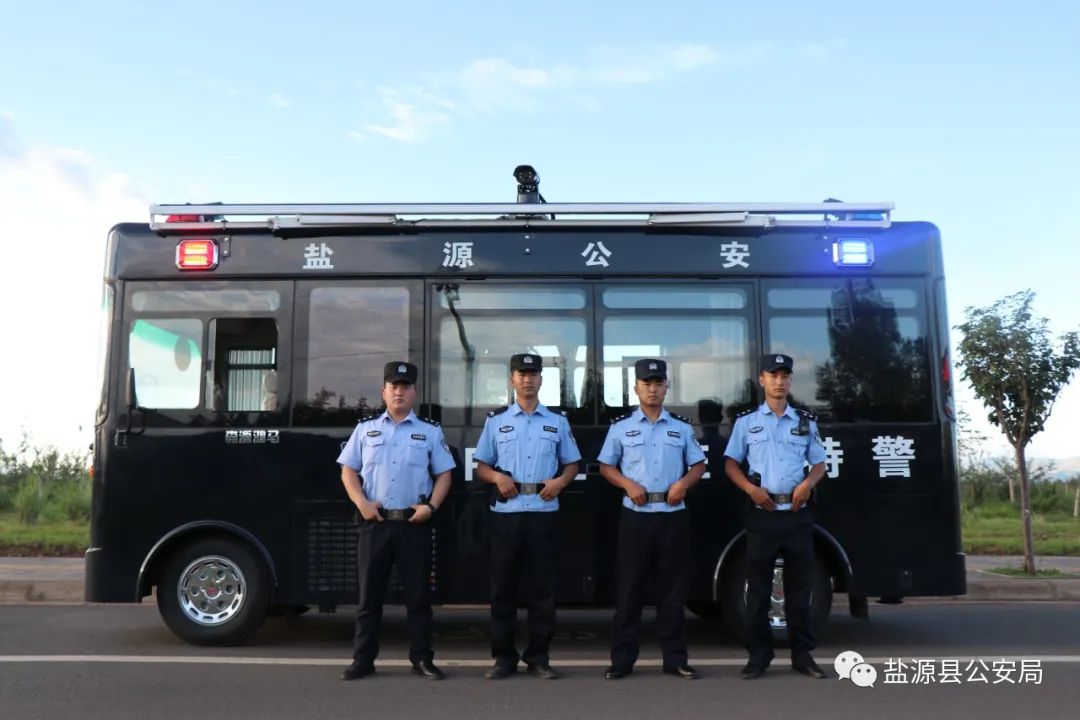 “移动警务室”亮相街头 打造平安和谐盐源(图2) “移动警务室”亮相街头 打造平安和谐盐源(图2)