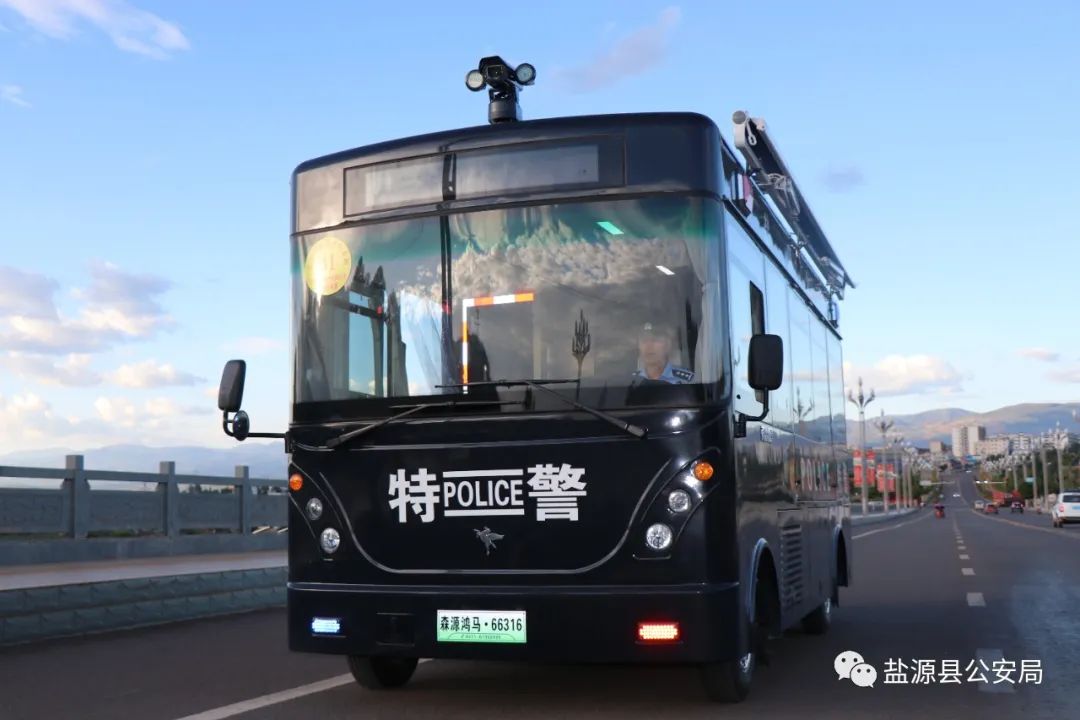 “移动警务室”亮相街头 打造平安和谐盐源(图3) “移动警务室”亮相街头 打造平安和谐盐源(图3)