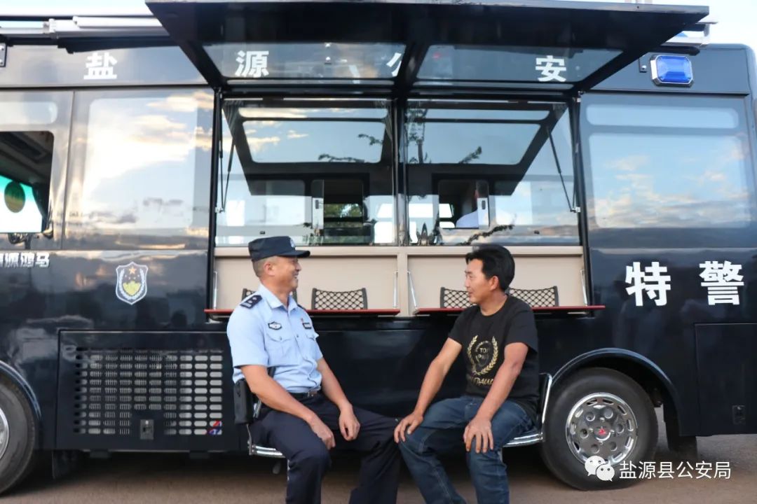 “移动警务室”亮相街头 打造平安和谐盐源(图5) “移动警务室”亮相街头 打造平安和谐盐源(图5)