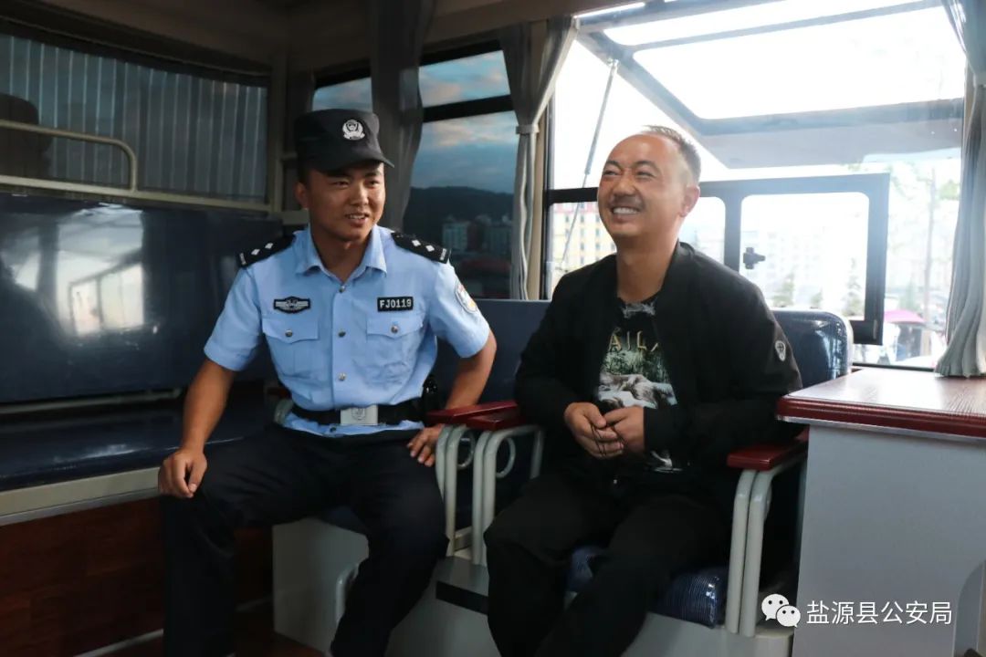 “移动警务室”亮相街头 打造平安和谐盐源(图4) “移动警务室”亮相街头 打造平安和谐盐源(图4)
