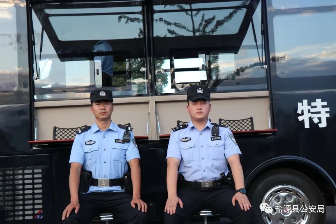 “移动警务室”亮相街头 打造平安和谐盐源(图11) “移动警务室”亮相街头 打造平安和谐盐源(图11)