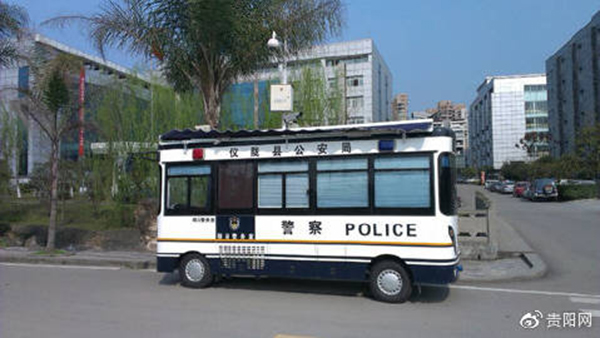 停车要注意了！贵阳街头移动警务车24小时实行抓拍(图1)