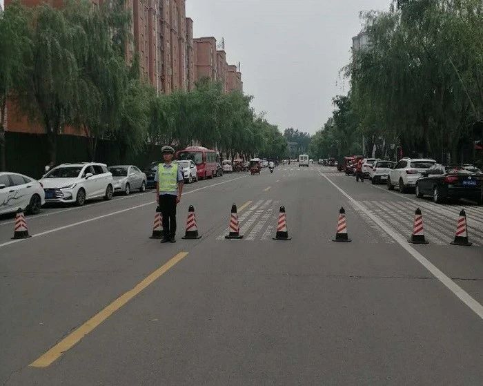 你们安心考试,我们为你站岗!(图1) 你们安心考试,我们为你站岗!(图1)