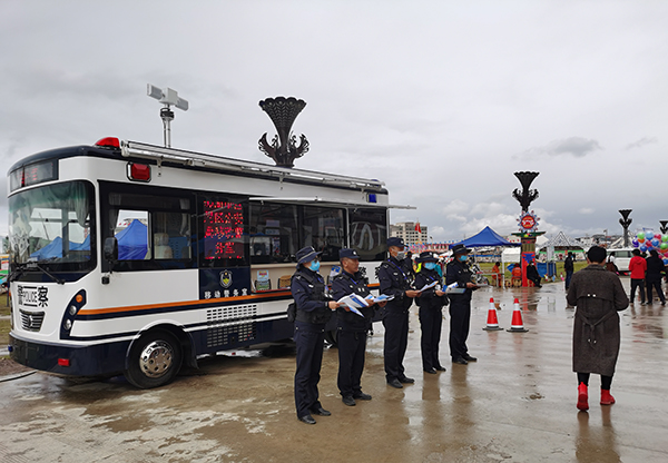 西藏那曲羌塘赛马艺术节开幕    “公安铁军+移动警务室”筑牢安全屏障(图3)