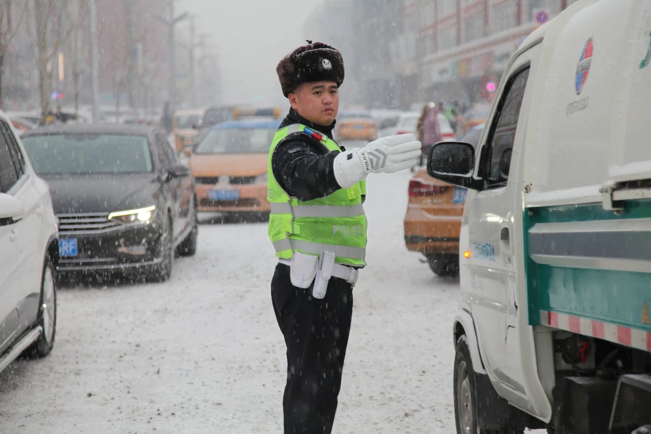 一城风雪 全程守护！黑河公安战冰雪、保畅通 全力守护“平安路”(图3)