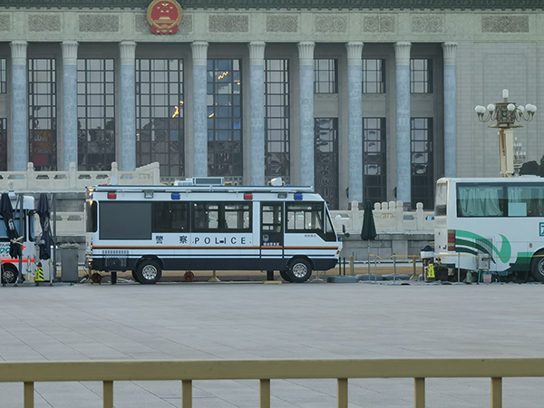 科技铸盾护盛会 平安前哨显担当——森源鸿马移动警务室全力护航两会安保(图1)