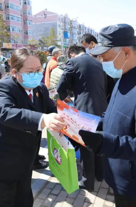 联合开展普法宣传 提高群众法治意识(图3) 联合开展普法宣传 提高群众法治意识(图3)