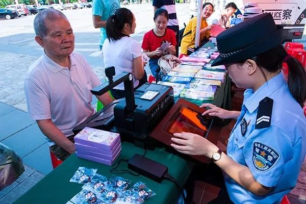 温馨服务家门口，警民连心零距离 ——移动警务车开进小区提供便民服务(图4)