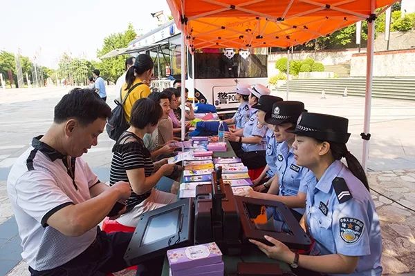 温馨服务家门口，警民连心零距离 ——移动警务车开进小区提供便民服务(图2)